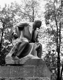 Lenin Statue, in front of Lenin Institute